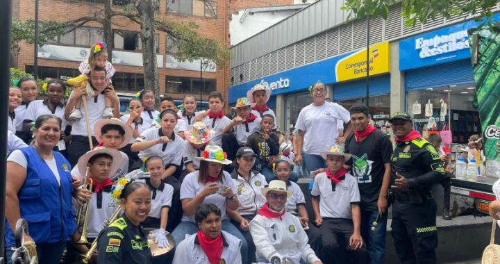 Cívica Juvenil de Robledo en acción