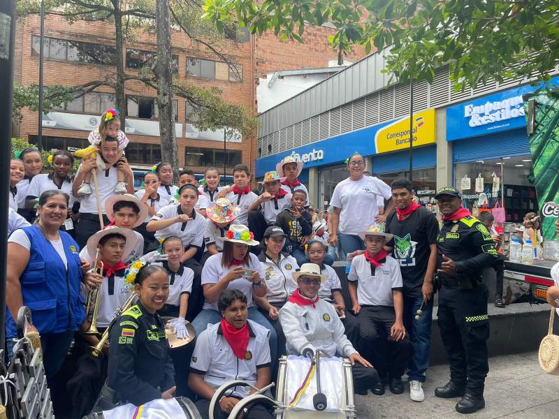 Cívica Juvenil de Robledo en acción