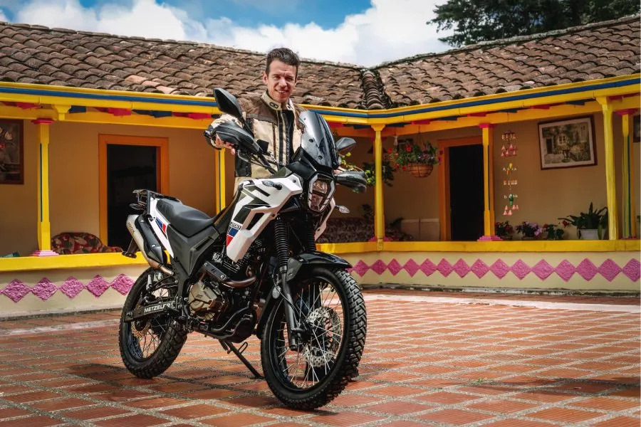 Rigoberto Urán, ha comenzado una nueva aventura sobre dos ruedas en alianza con AKT Motos para dar vida a la campaña “Acelera tu progreso".