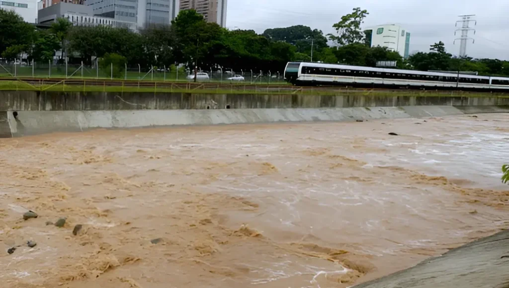 Río Medellín en riesgo. Proponen drenajes para evitar desastres