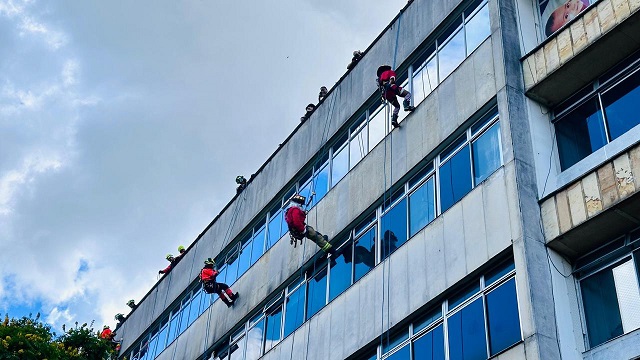 Bomberos_llevan_esperanza_a_ninos_del_Hospital_Infantil