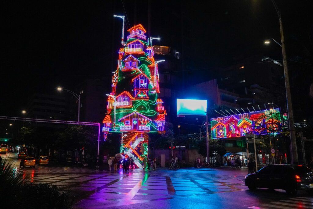 Recorridos_nocturnos_brillan_en_las_avenidas_de_Medellín