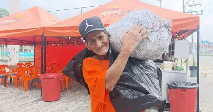 El hombre que cambió la calle por el servicio