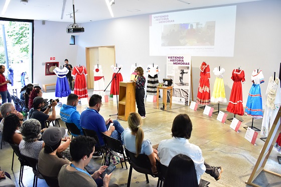 Mujeres_transforman_su_pasado_en_vestidos_simbolicos