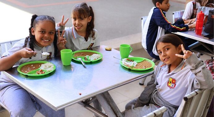 Antioquia asegura la alimentación escolar con el PAE hasta 2026