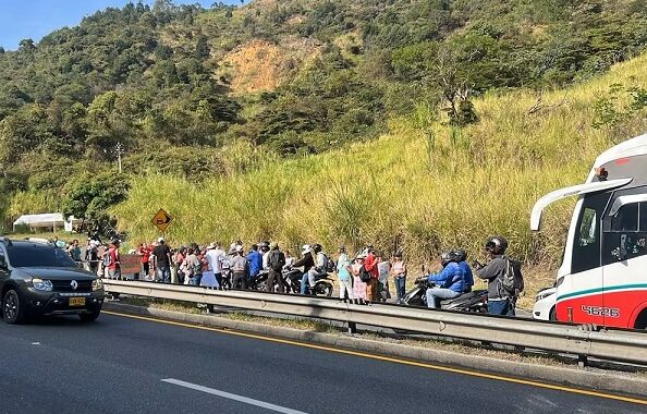Bloqueos en la autopista por crisis en Granizal