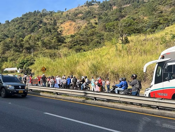 Bloqueos_en_la_autopista_por_crisis_en_Granizal