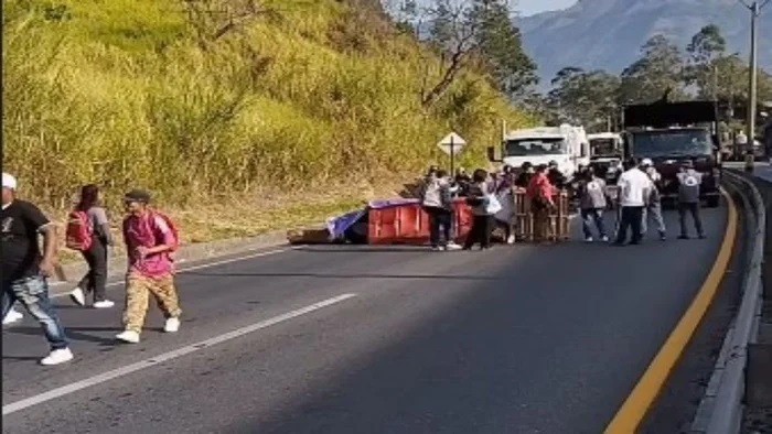 Bloqueos_en_la_autopista_por_crisis_en_Granizal