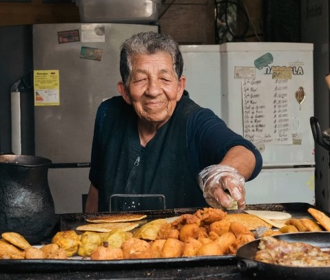 Dona_Marta_y_sus_arepas_de_chocolo_en_Santa_Elena